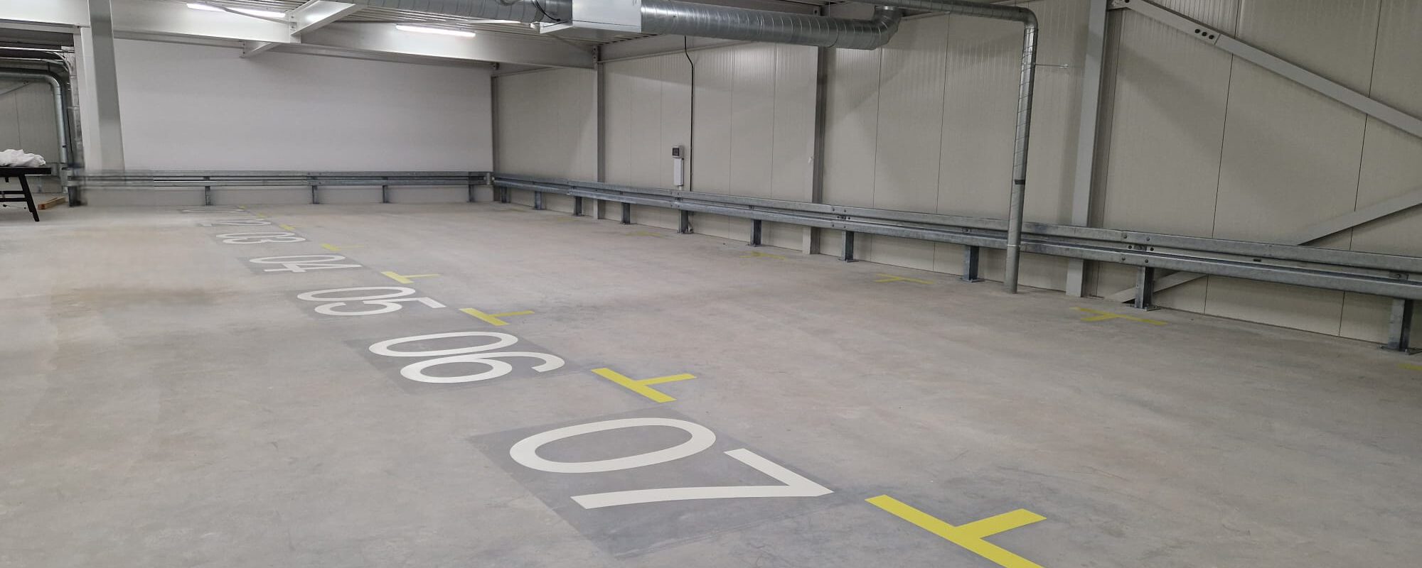 Gespoten vloerbelijning