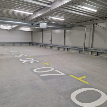 Gespoten vloerbelijning