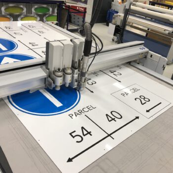 Verkeersborden produceren in eigen huis